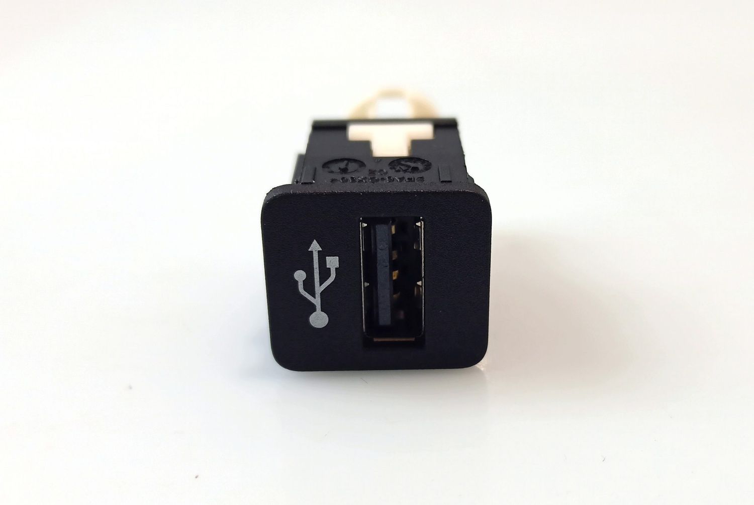 BMW 2 SERIES USB socket connector OEM 84109229294 — Europe Delivery