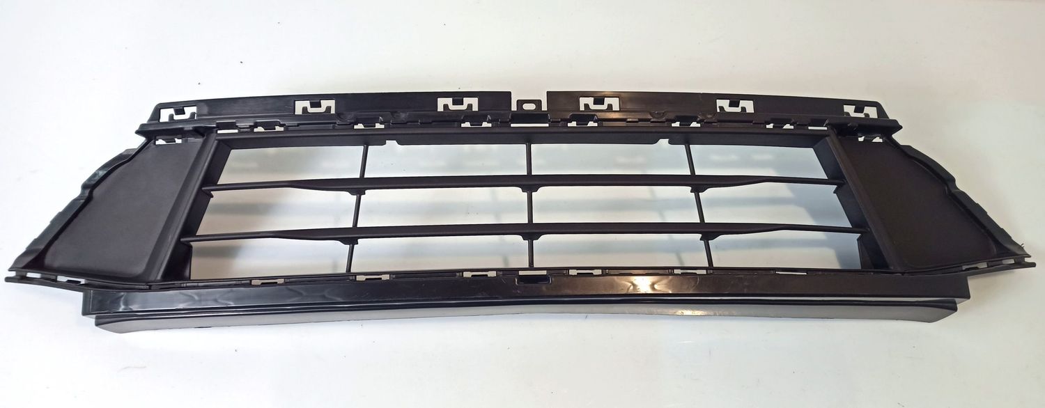 BMW 2 SERIES Front bumper lower grill OEM 51647460138 — Europe Delivery