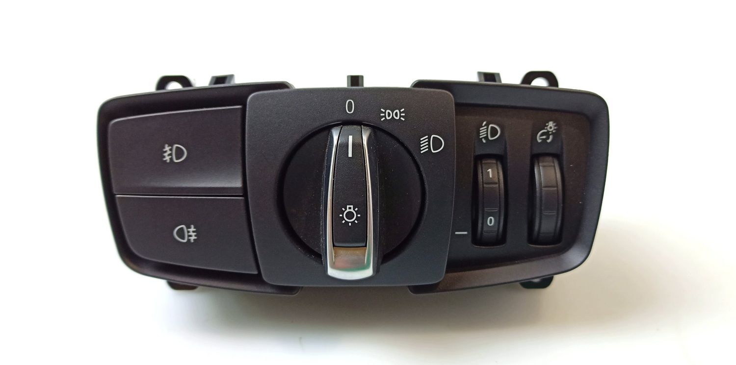 BMW 4 SERIES Light switch OEM 6847513 — Europe Delivery