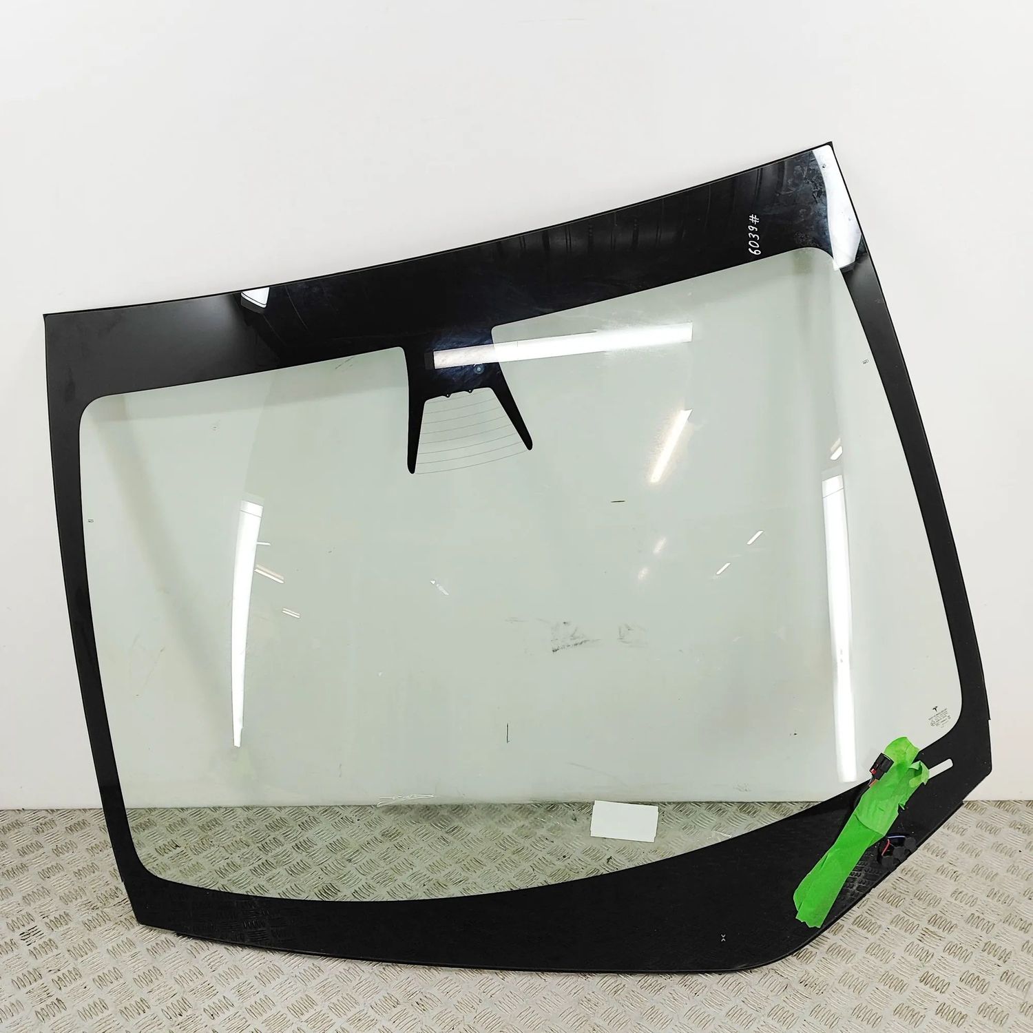 1569190-00-C Przedni windshield TESLA MODEL Y (2019-...) — Dostawa w Europie