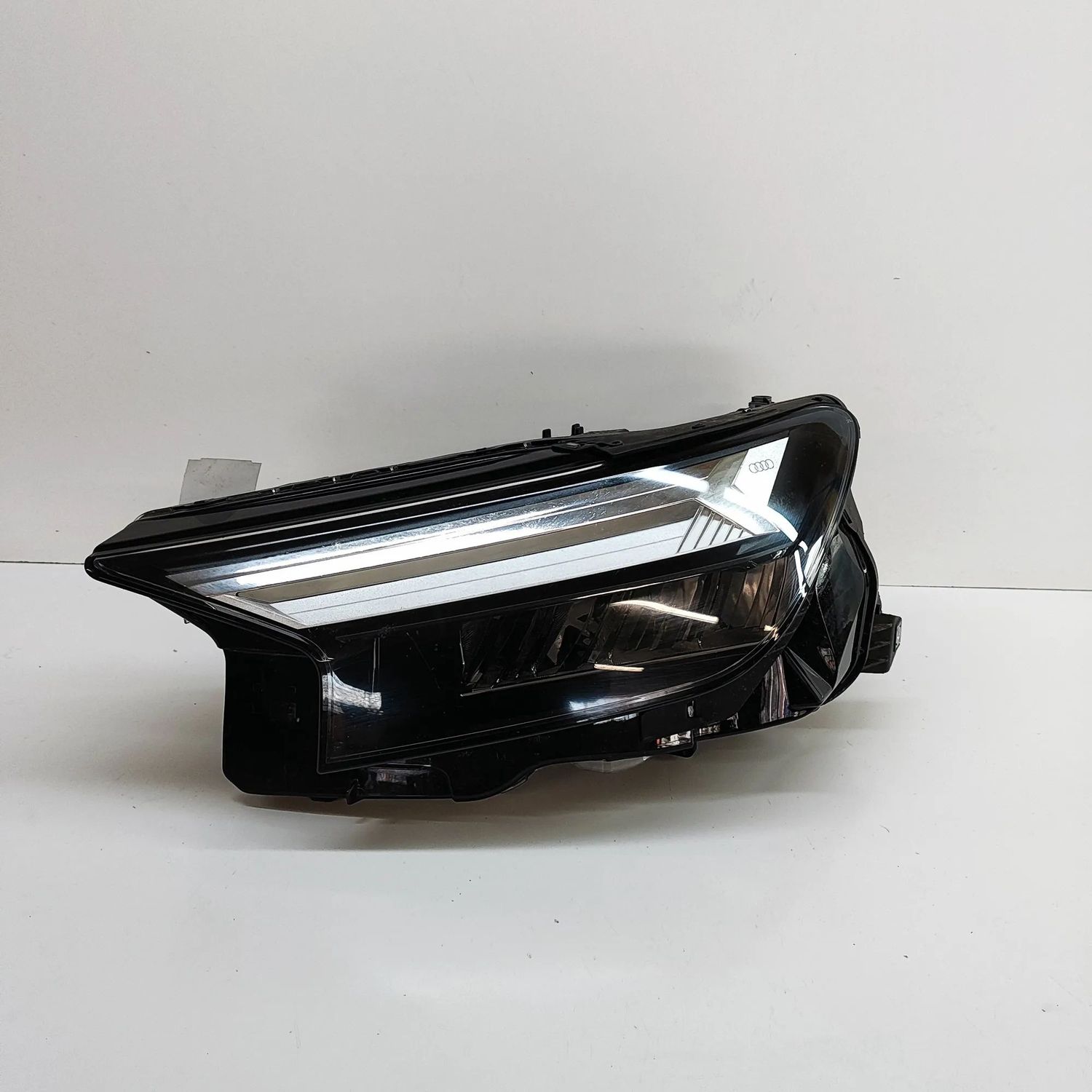 89A941033A Fram vänster strålkastare AUDI Q4 (SUV F4B) (2020-...) — Leverans i Europa