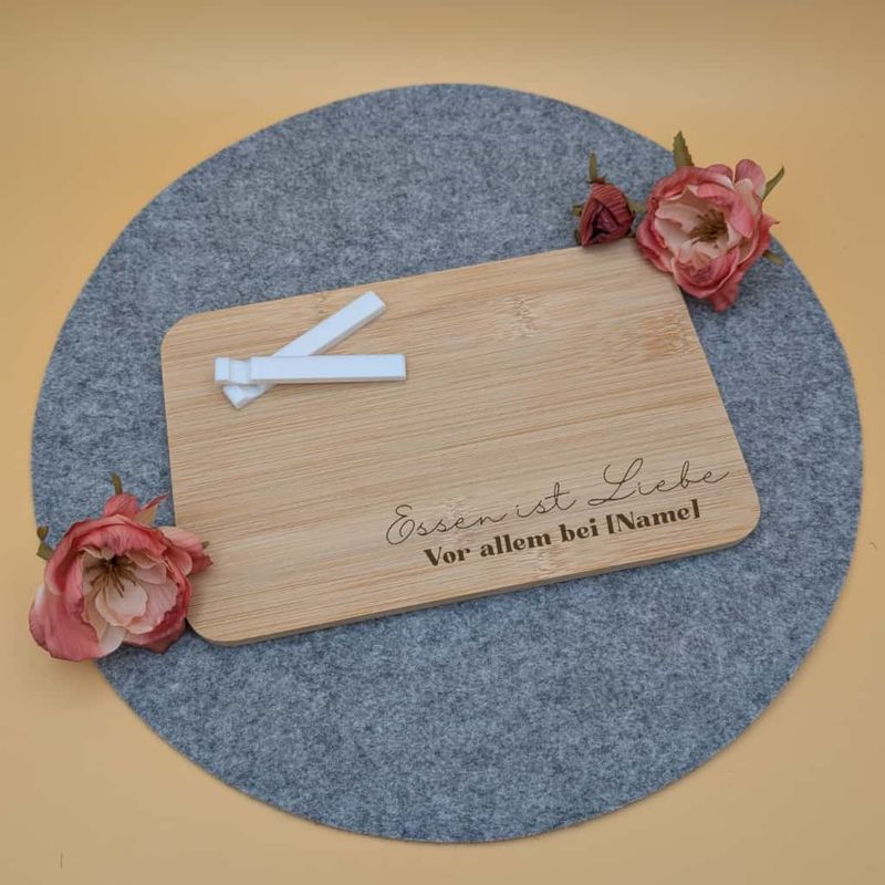 Personalisiertes Bambus Schneidebrett mit Gravur – Name oder Familienname – „Essen ist Liebe“ / „Familienbrett“ / „Snackzone“ – inkl. 3D-Ständer