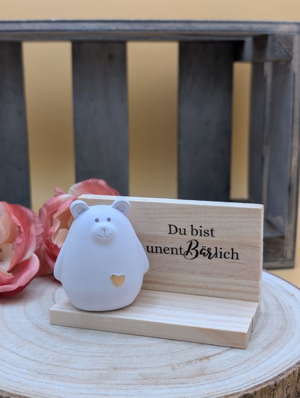 Kleiner Rosé Deko Bär aus Keraflott – handgegossen – Geschenkidee – optional mit Holzaufsteller