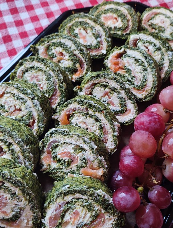 Rolada szpinakowa z wędzonym łososiem 1 szt.