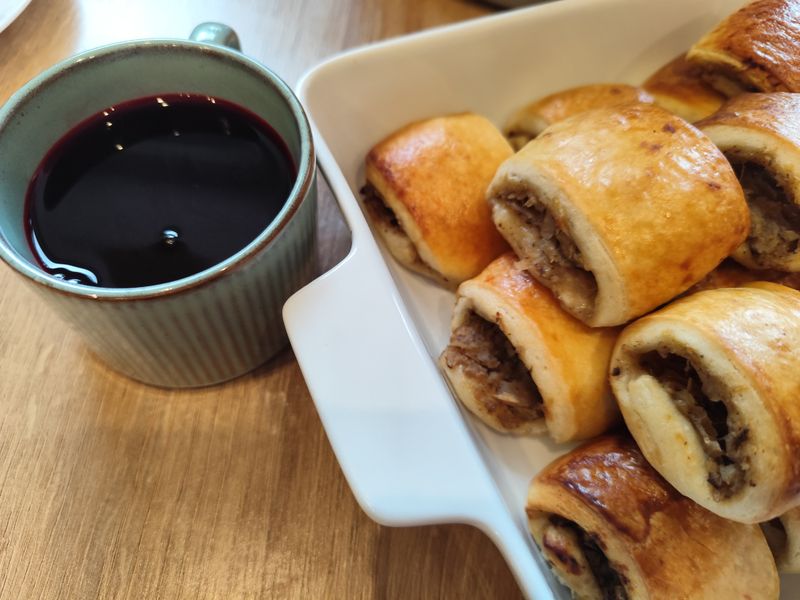 Barszcz czerwony z kapuśniaczkiem z ciasta półfrancuskiego