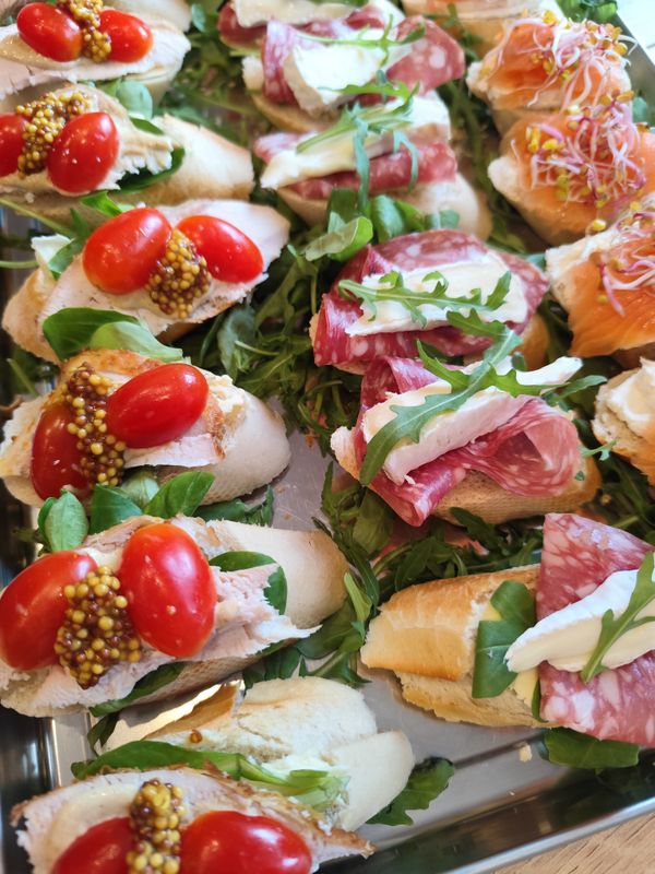 Zestaw mini kanapek na bagietce pszennej