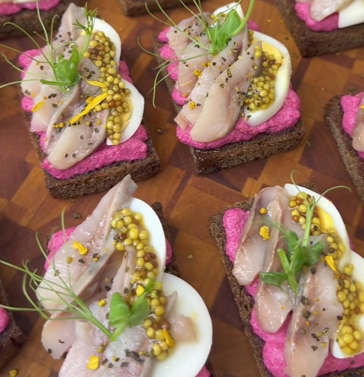 Zestaw mini kanapek na pumperniklu