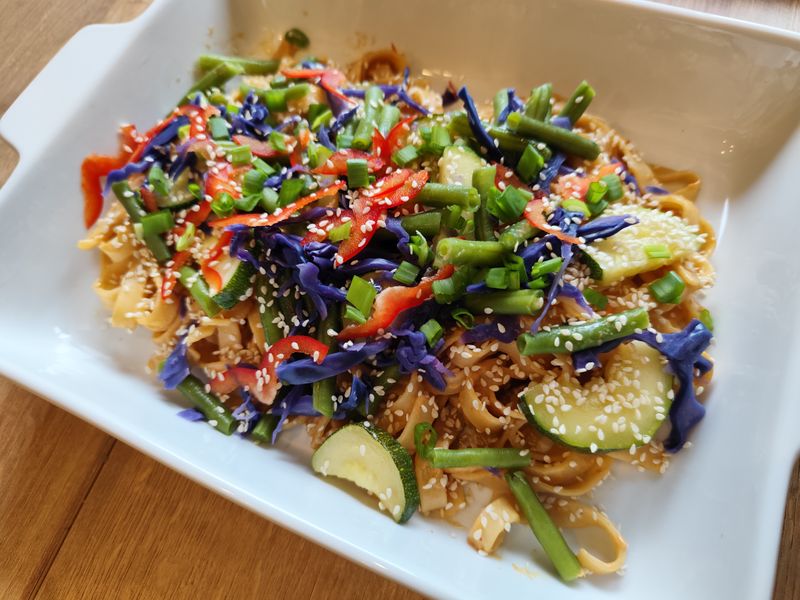 Wegański makaron w stylu azjatyckim