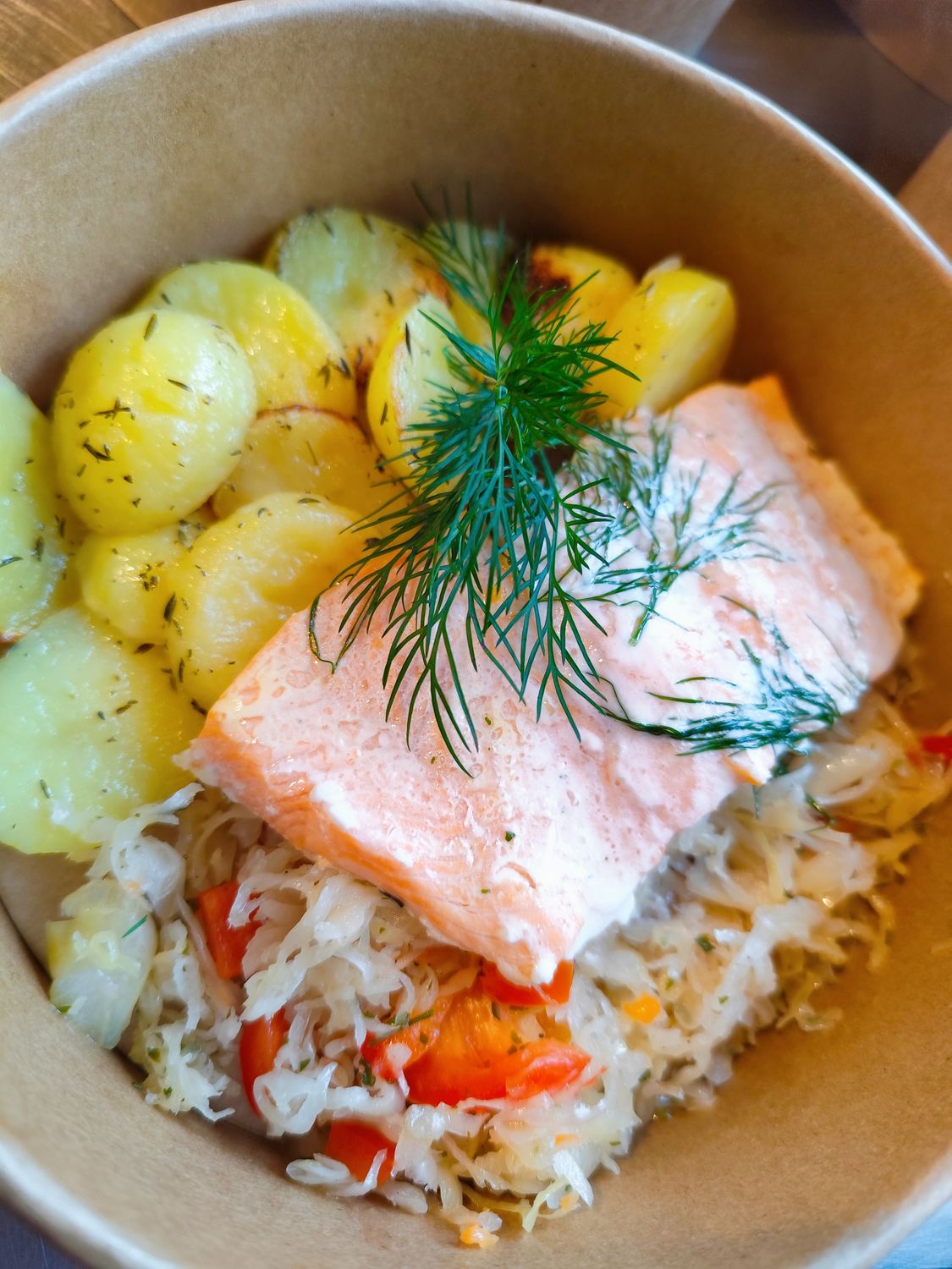 Łosoś pieczony z masłem i koperkiem, sos koperkowy, surówka, ziemniaki
