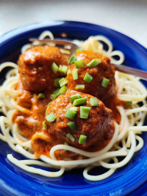 Klopsy wieprzowe w sosie pomidorowo-koperkowym, makaron spaghetti