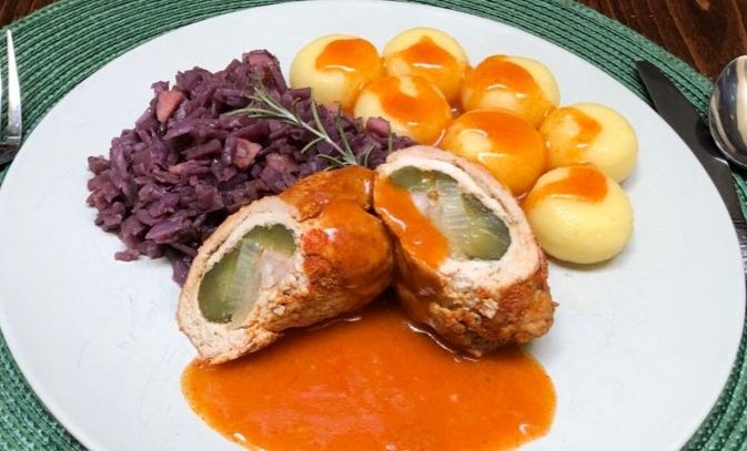Rolada wieprzowa z boczkiem i ogórkiem, kluski śląskie, surówka z czerwonej kapusty