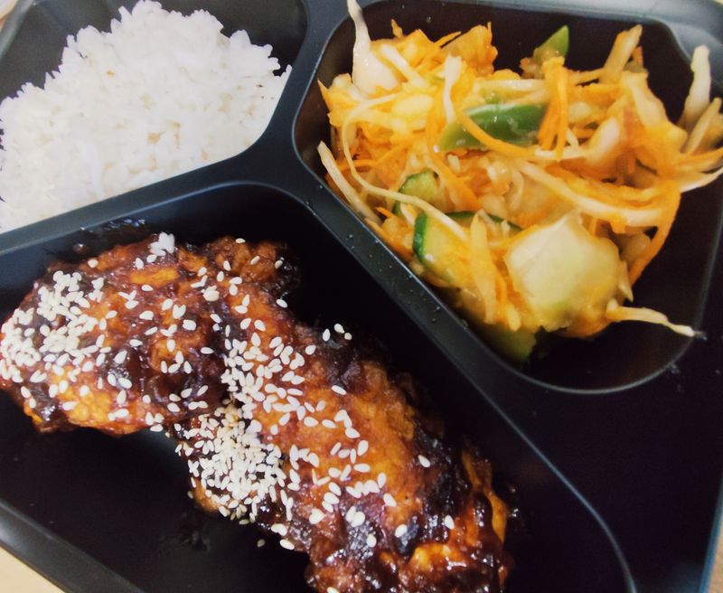 Kurczak po koreańsku z ryżem i surówką