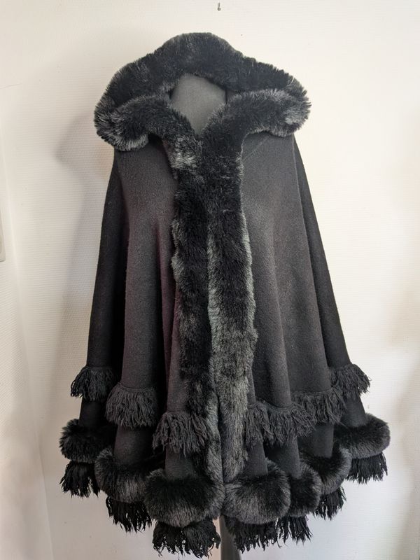 Cape en (fausse) fourrure
