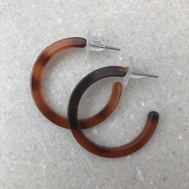BROWN ACRYLIC EARRINGS