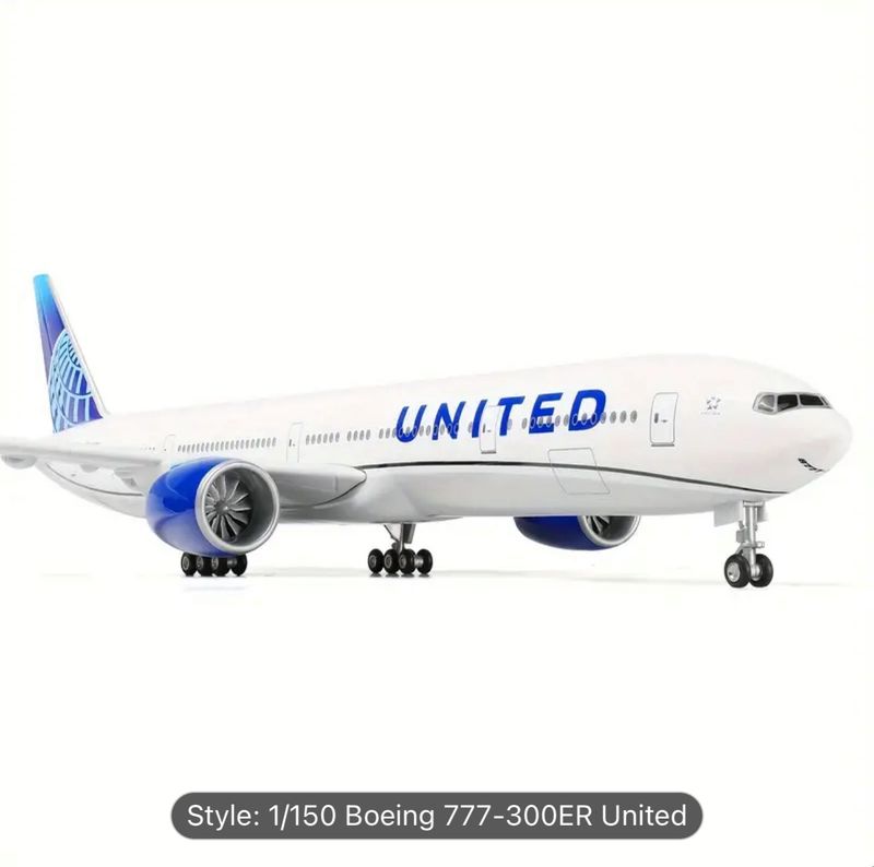 United Airlines Boeing 777-300ER Desk Model Aircraft