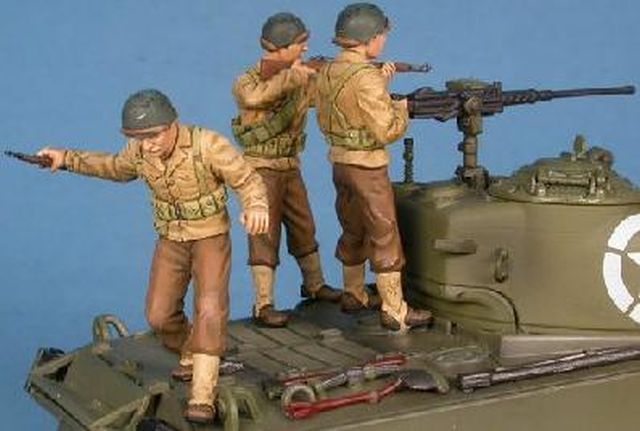 US Infantry crew firing US Infantry crew firing