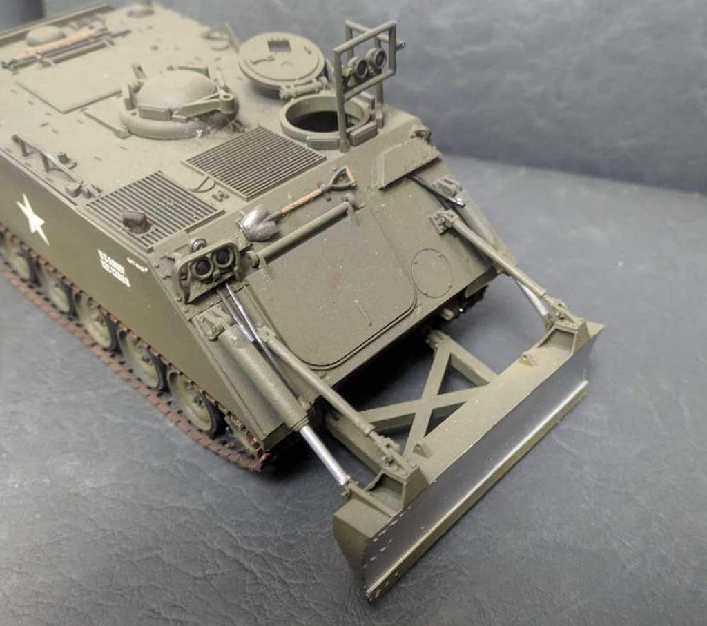 US XM110 (M113 Dozer) US XM110 (M113 Dozer)