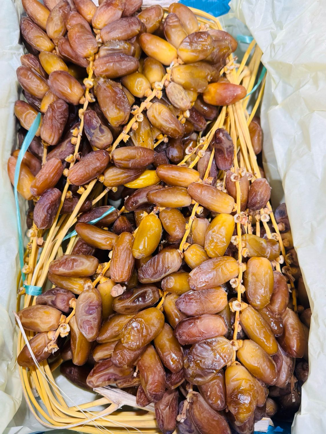 Dates . رطب تازه