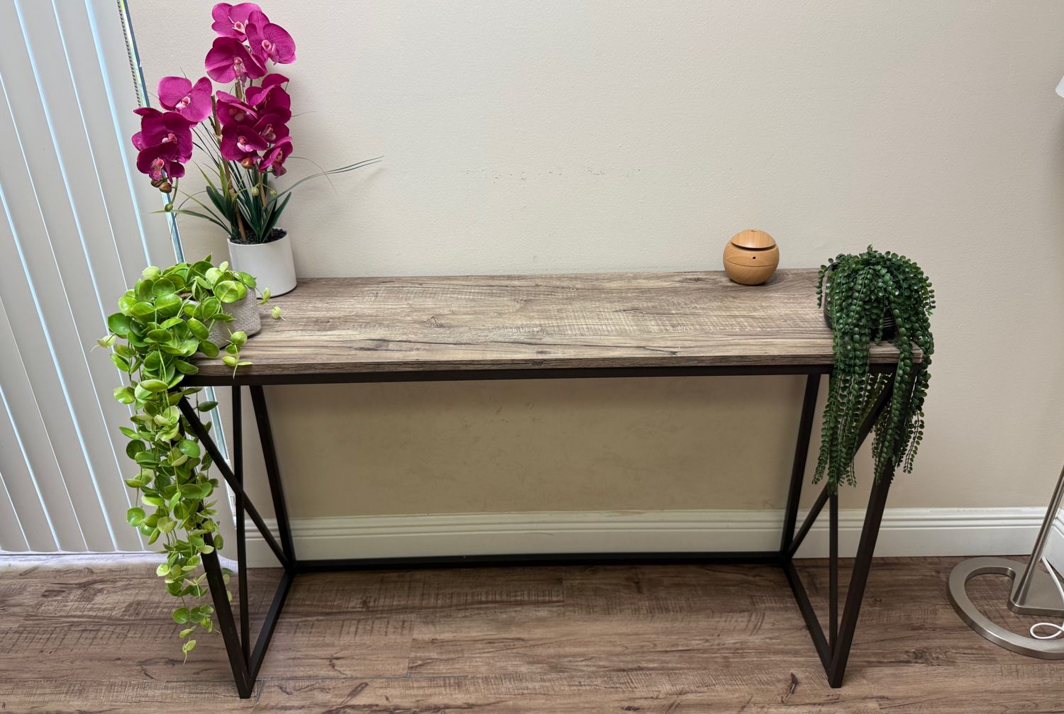 Thin computer desk table