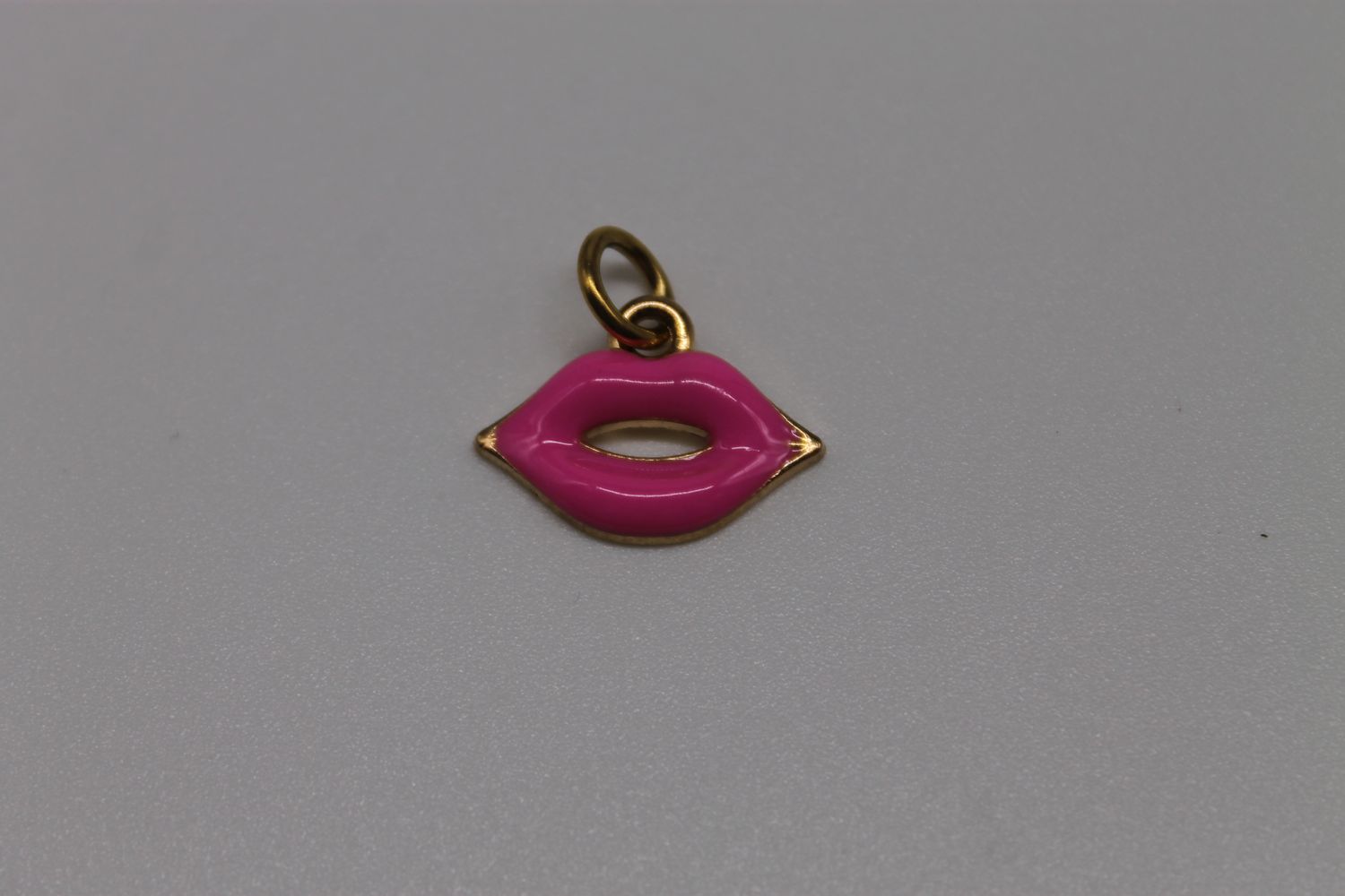 Gold Pucker Up Lips Charm