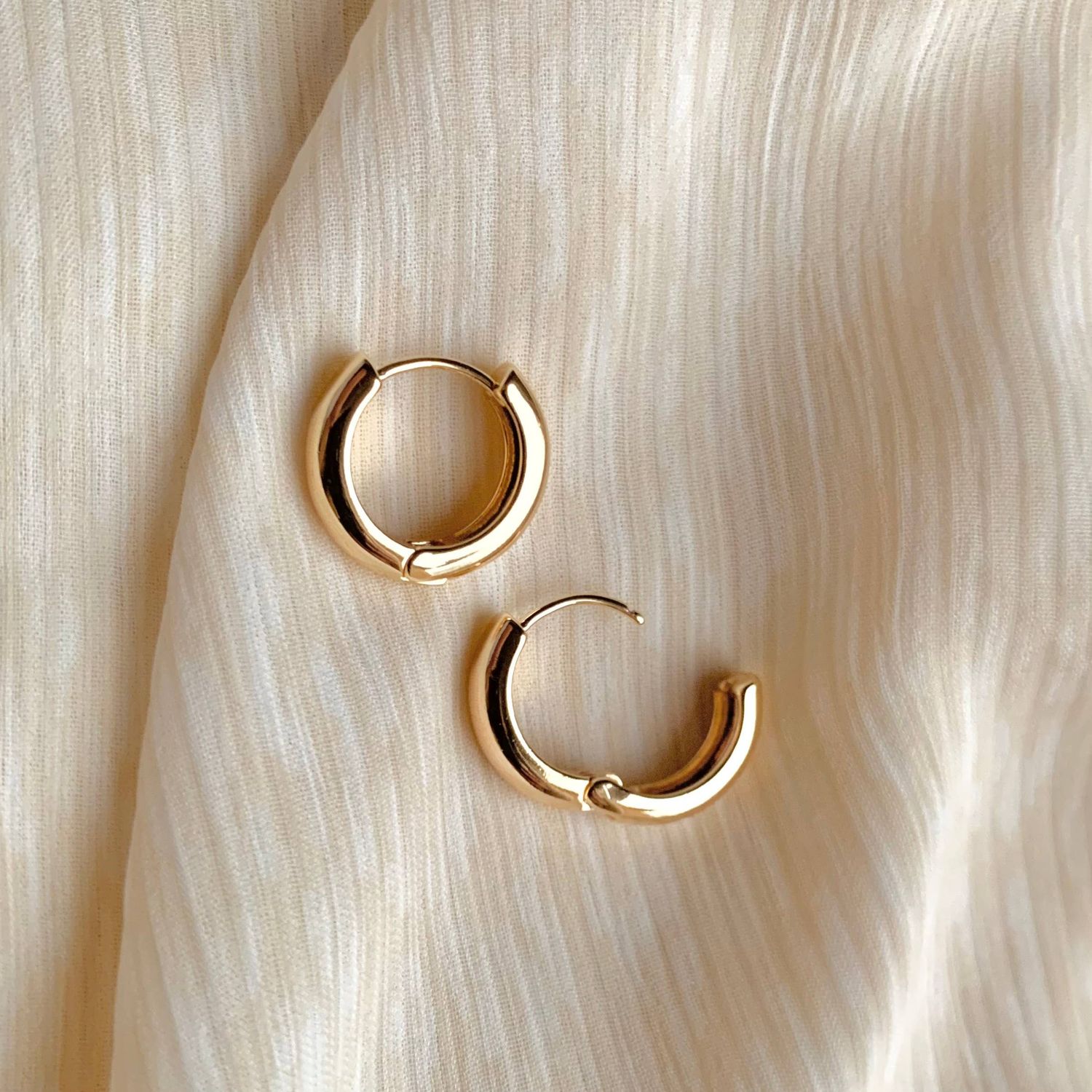 CHUBBIE HOOPS | gold | everyday hoop earrings | clasp hoops CHUBBIE HOOPS | gold | everyday hoop earrings | clasp hoops