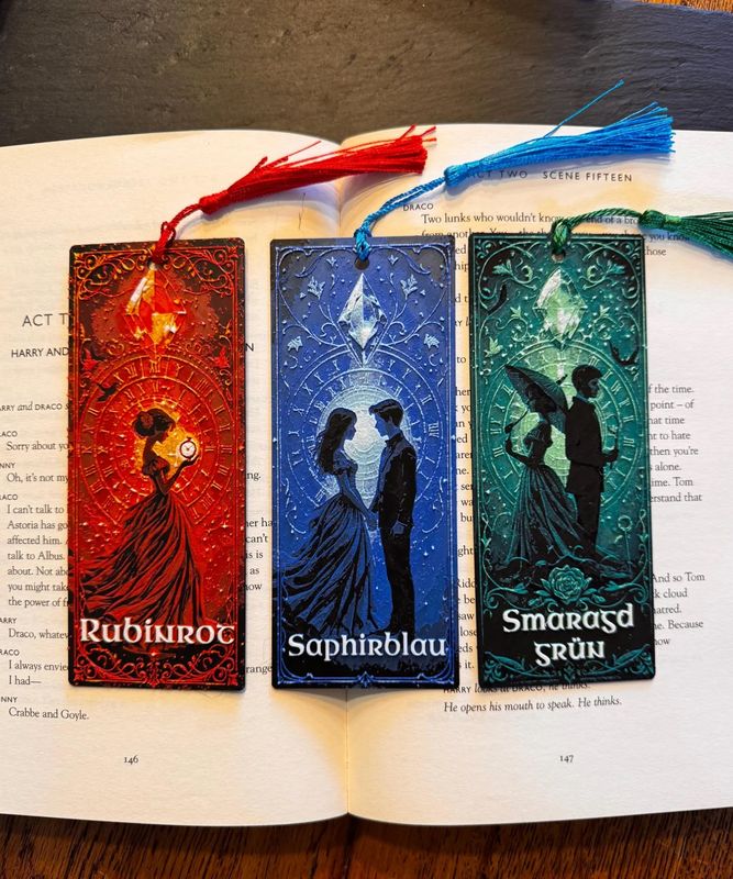 Zeitreise Lesezeichen Set in Rot, Blau & Grün – 3D Druck im Hueforge Stil mit viktorianischem Design. Fantasy Geschenk für Romantasy-Fans. Versandfrei in DE.