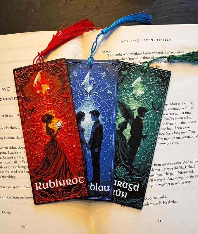 Zeitreise Lesezeichen Set in Rot, Blau & Grün – 3D Druck im Hueforge Stil mit viktorianischem Design. Fantasy Geschenk für Romantasy-Fans. Versandfrei in DE.