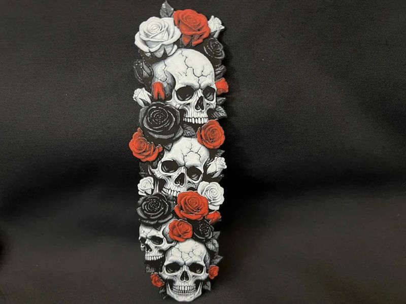 Skull & Roses Lesezeichen im Gothic-Style – 3D-gedruckt, detailreich & individuell anpassbar. Für Fantasy- & Dark-Aesthetic-Leser. Versandfrei in DE.