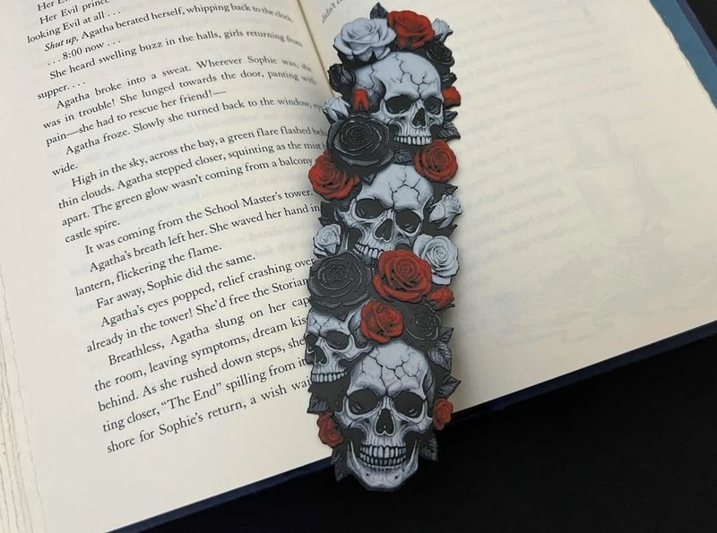 Skull & Roses Lesezeichen im Gothic-Style – 3D-gedruckt, detailreich & individuell anpassbar. Für Fantasy- & Dark-Aesthetic-Leser. Versandfrei in DE.
