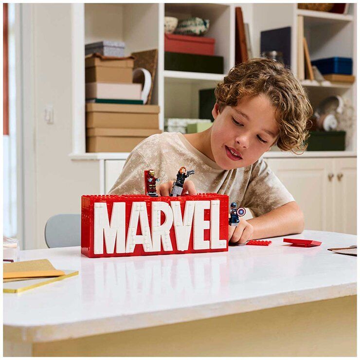 LEGO MARVEL Logo And Minifigures 76313