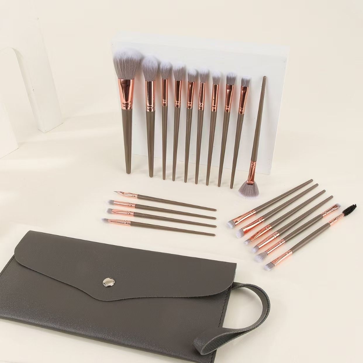 Brown and Glod Complete 20-Piece Makeup Brush Set with Travel Pouch - Professional Synthetic Face &amp; Eye Brushes Kit