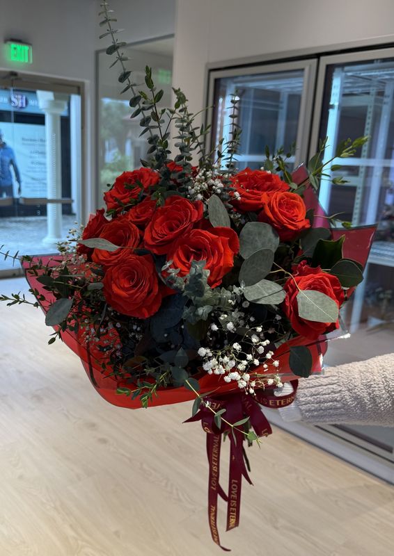 12 Rose Beauty (Dozen Roses Wrapped)