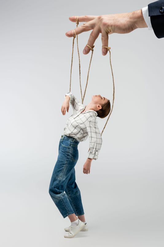 Narcystyczne zawłaszczenie – czym jest, jak powstaje, objawy i przykłady