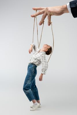 Narcystyczne zawłaszczenie – czym jest, jak powstaje, objawy i przykłady