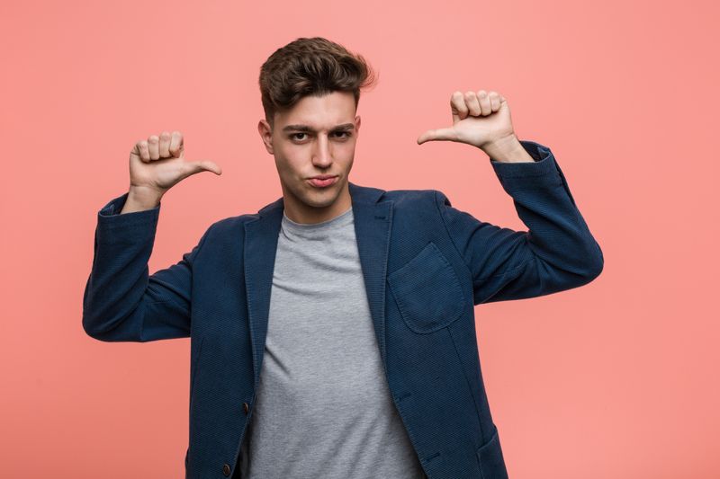 Osobę z narcystycznymi cechami osobowości rozpoznasz po pogardzie do słabszych