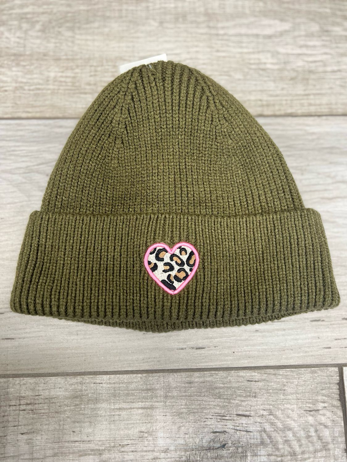 Mütze - Khaki mit pinkem Leoherz