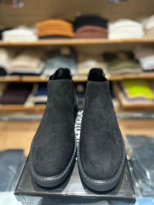 STIVALETTO SCAMOSCIATO NERO – ELEGANZA URBANA