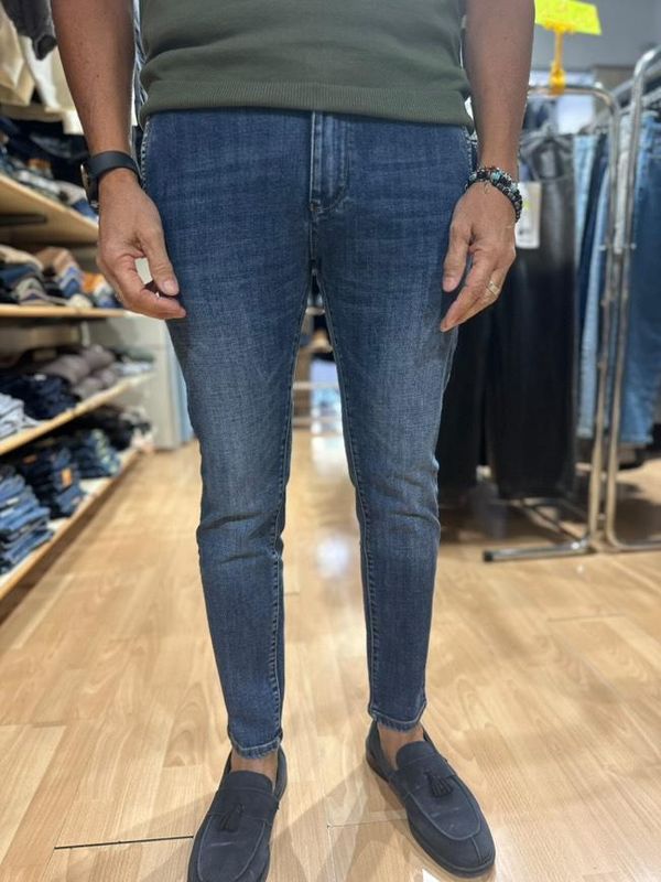 JEANS CAPRI FIT ELASTICIZZATO - TASCHE A FILO ( DENIM MEDIO CHIARO )