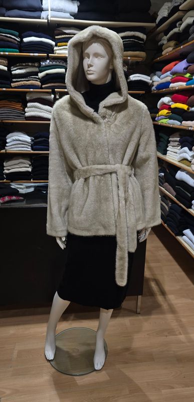 GIACCONE IN PELLICCIA SINTETICA CON CAPPUCCIO