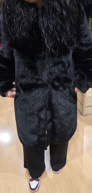 CAPPOTTO LUNGO IN PELLICCIA SINTETICA CON CAPPUCCIO