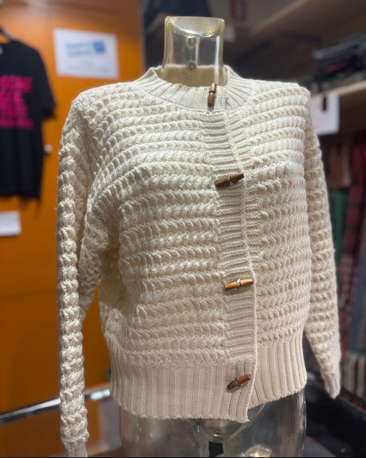 CARDIGAN LAVORAZIONE IN RILIEVO CON ALAMARI – STILE RICERCATO