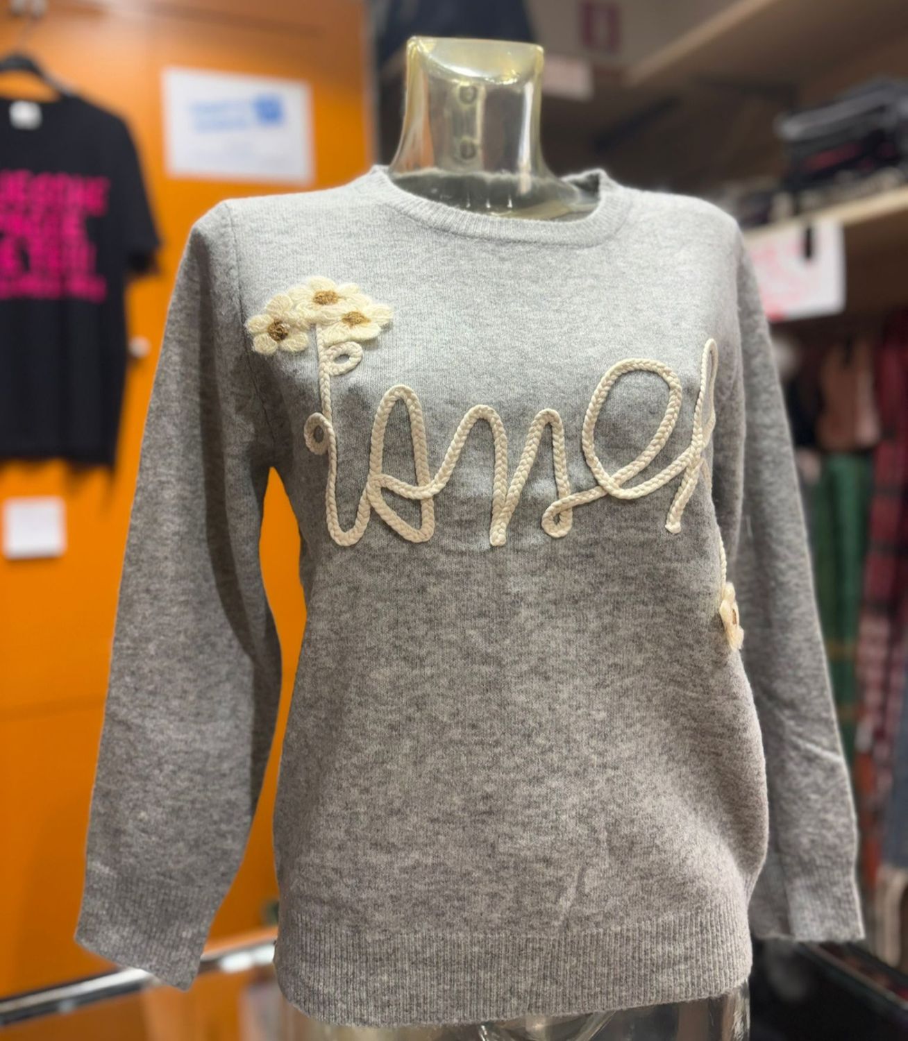 MAGLIA GIROCOLLO RICAMO IN RILIEVO – DETTAGLIO RICERCATO