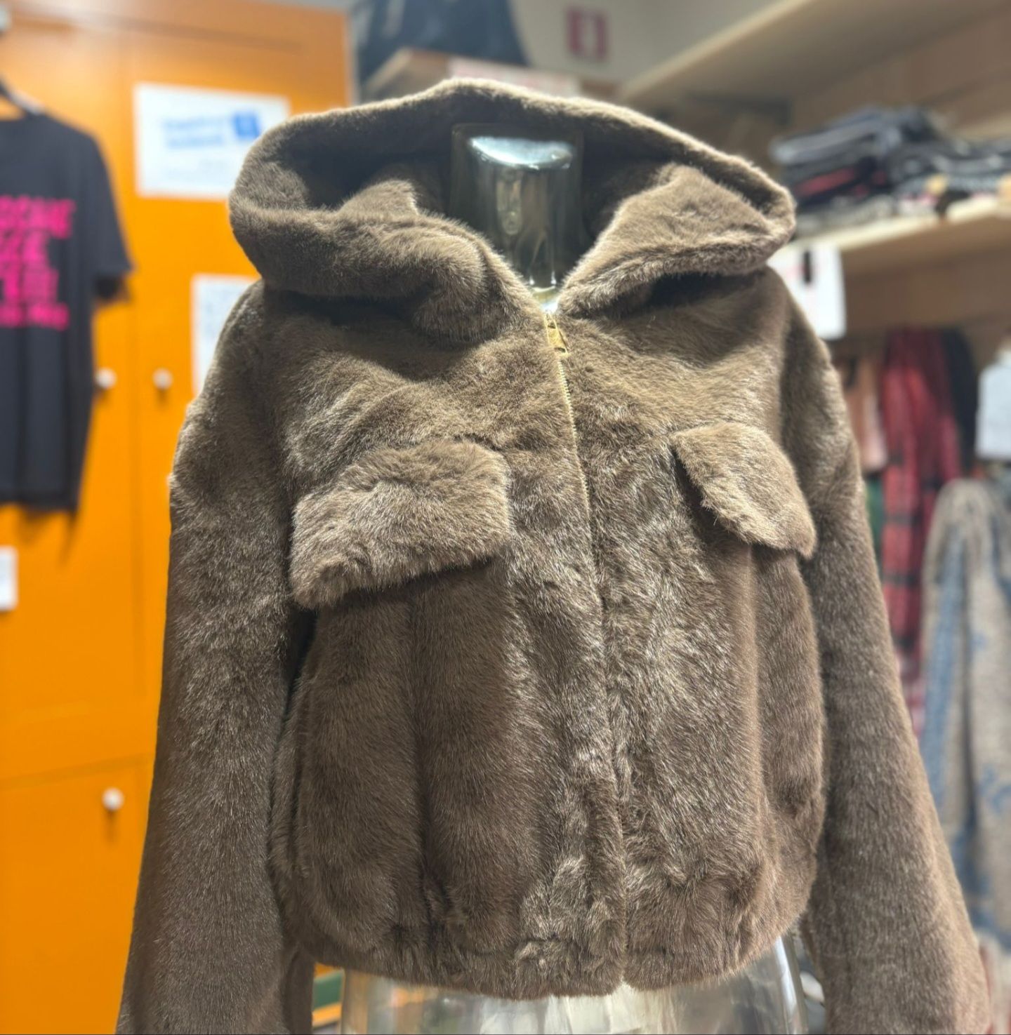 GIUBBOTTO CORTO IN ECO PELLICCIA CON CAPPUCCIO – STILE AVVOLGENTE