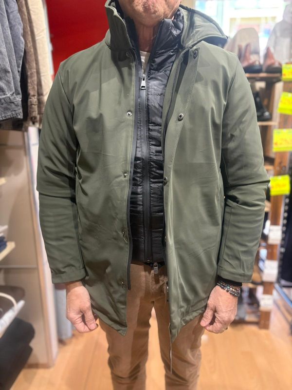 GIUBBOTTO LUNGO CON PETTORINA REMOVIBILE – ELEGANTE METROPOLITANO