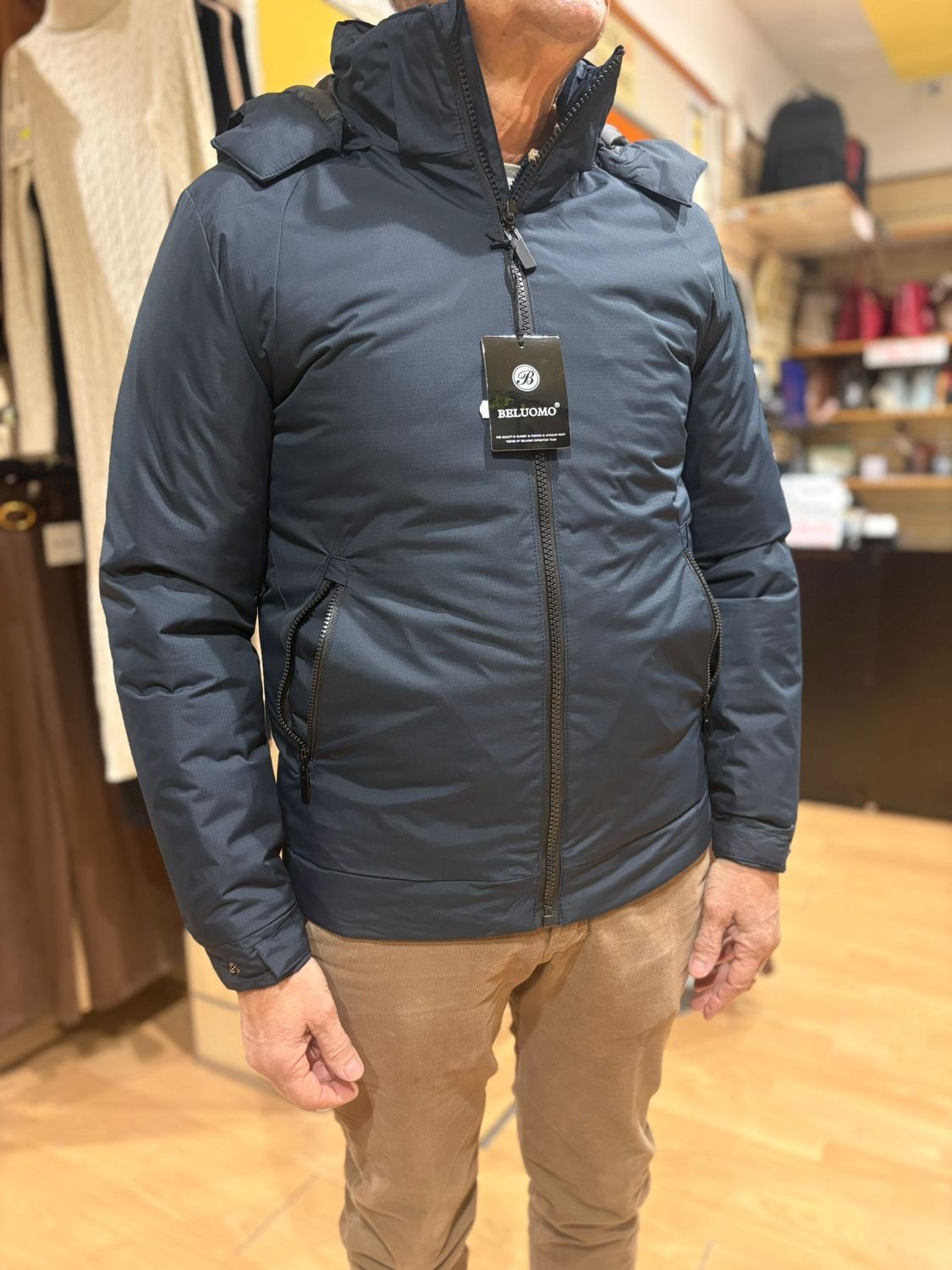 GIUBBOTTO IMPERMEABILE IMBOTTITO CON CAPPUCCIO REMOVIBILE – PRATICO E CONTEMPORANEO