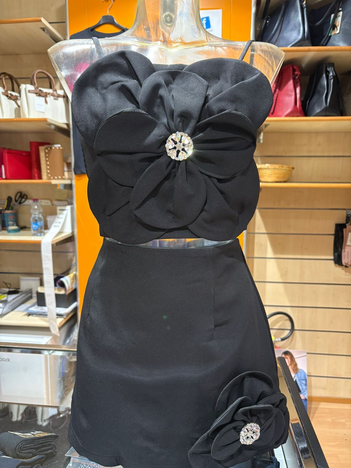 COORDINATO TOP E GONNA CON DETTAGLIO FIORE E GIOIELLO