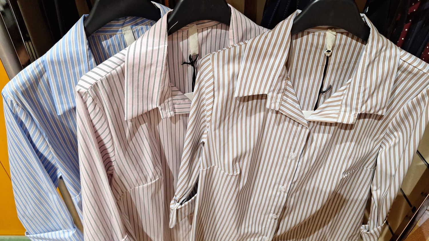 CAMICIA IN COTONE RIGATA - STILE ESSENZIALE