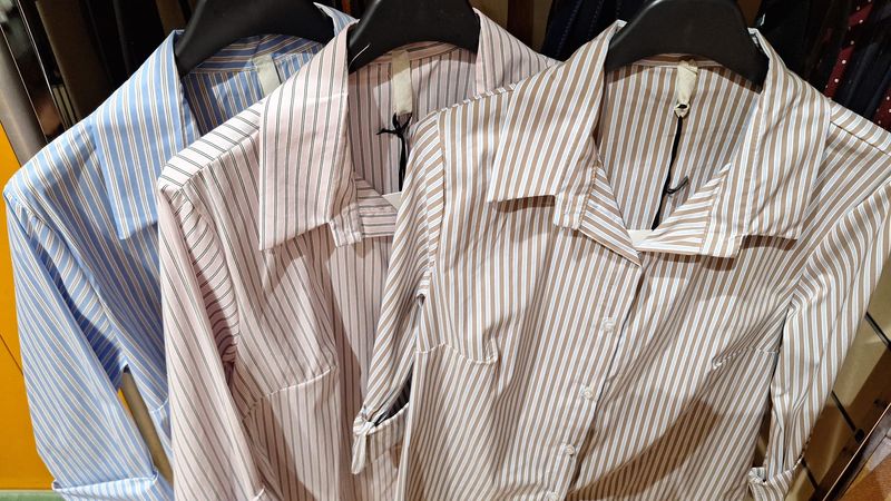CAMICIA IN COTONE RIGATA - STILE ESSENZIALE