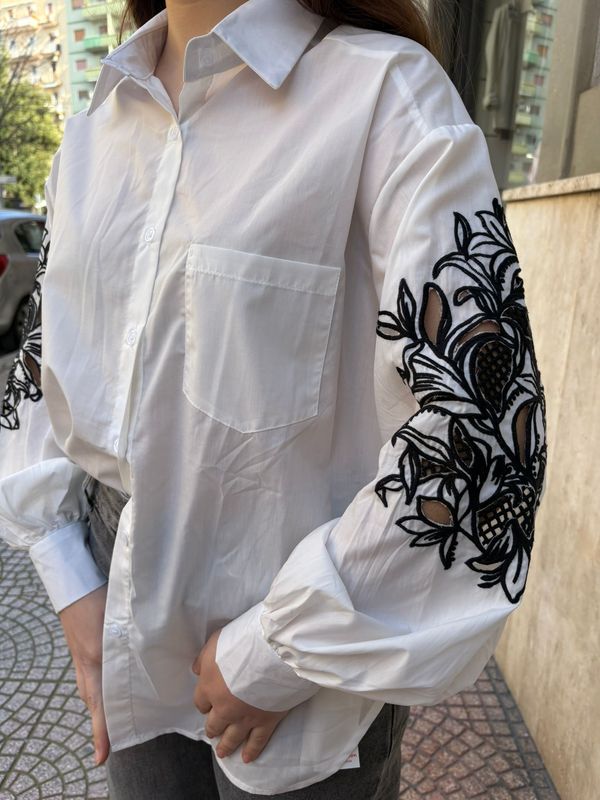 CAMICIA DONNA BIANCA OVERSIZE CON RICAMO FLOREALE NERO