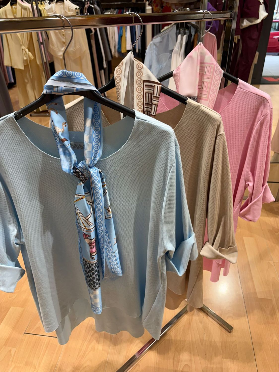 MAGLIA IN COTONE MANICA LUNGA ASIMMETRICA CON FOULARD COORDINATO